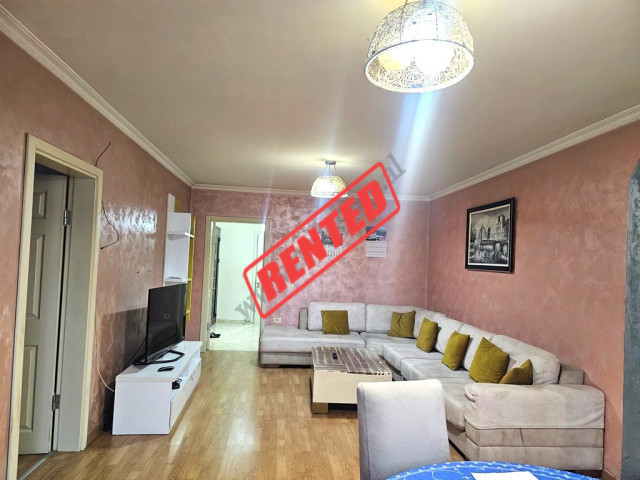 Apartament 3+1 me qira ne rrugen Gjergj Legisi ne zonen e Laprakes ne Tirane.
Pozicionohet ne katin